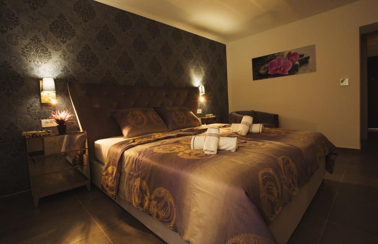 Azzurro Luxury Rooms โตรกีร์ ภายนอก รูปภาพ