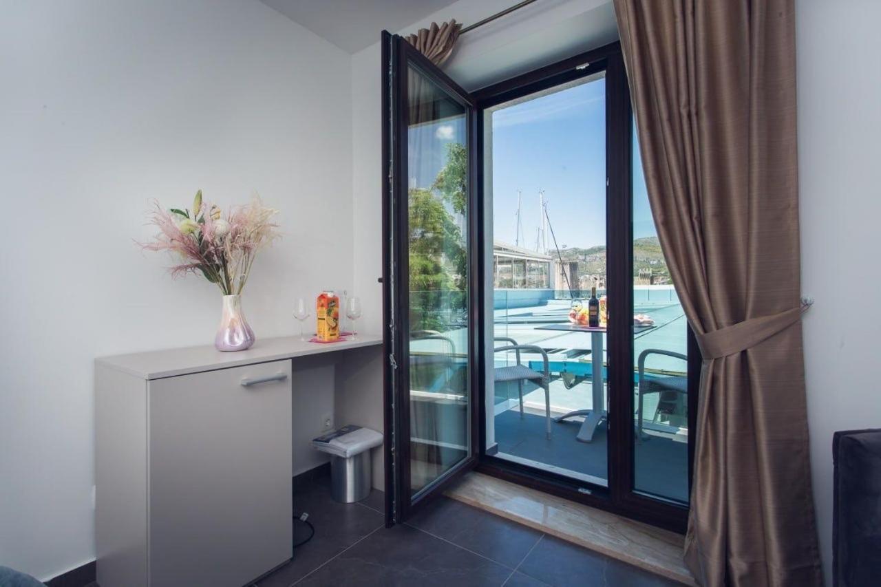 Azzurro Luxury Rooms โตรกีร์ ภายนอก รูปภาพ